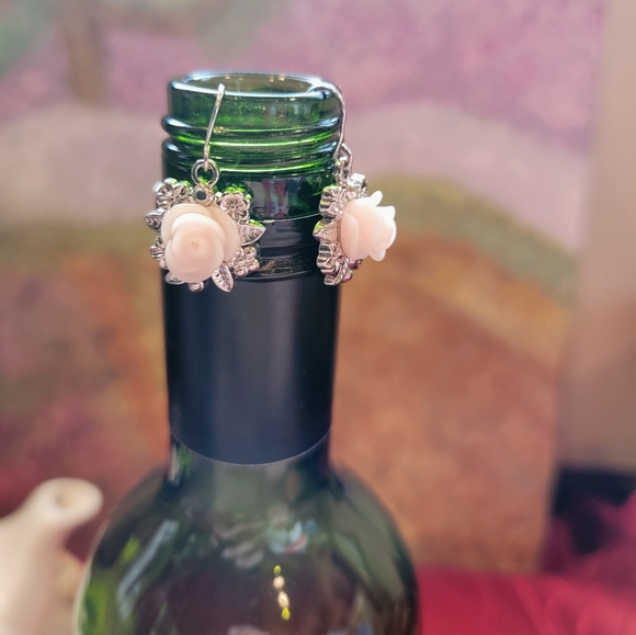 Pale pink and silver tone flower earrings - Picture 8 of 9